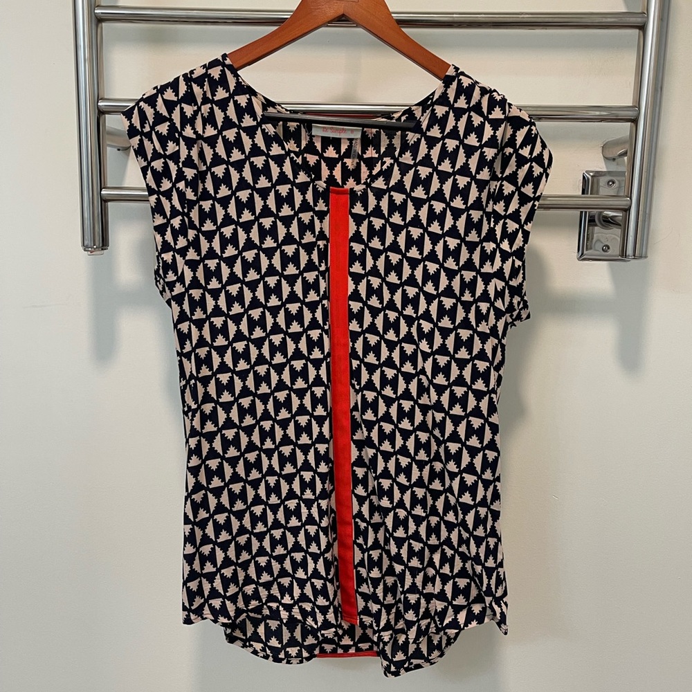 Short sleeve blouse with a fun pop of colour.